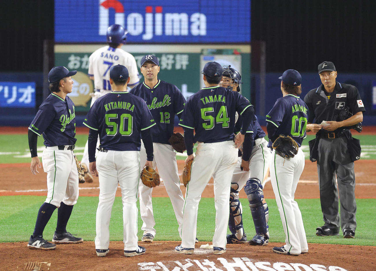 DeNA対ヤクルト　6回裏DeNA無死一、二塁、マウンドに集まるヤクルトナイン（撮影・河田真司）