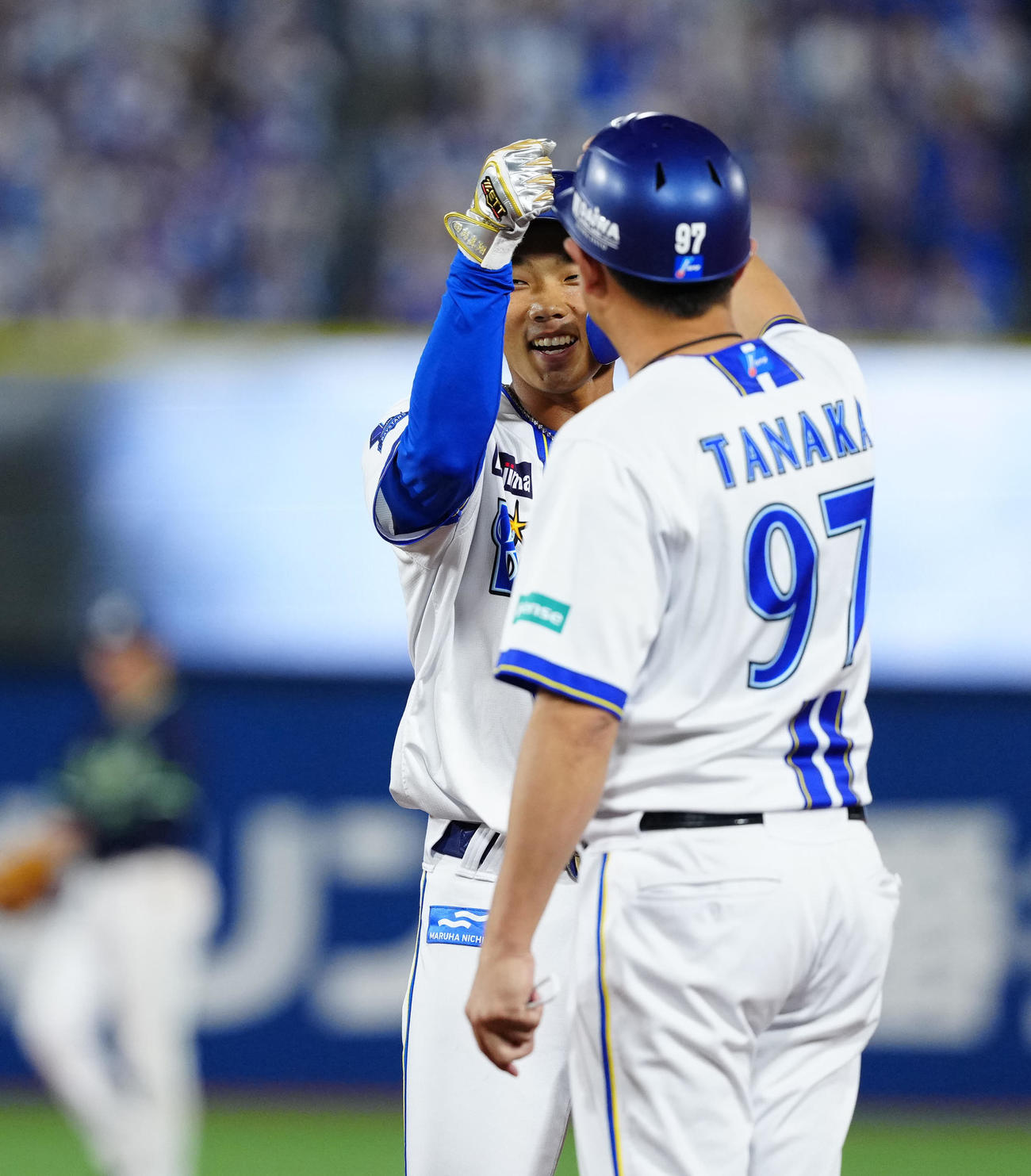 DeNA対ヤクルト　8回裏DeNA無死、中前打を放ちプロ初安打とする田内（撮影・江口和貴）