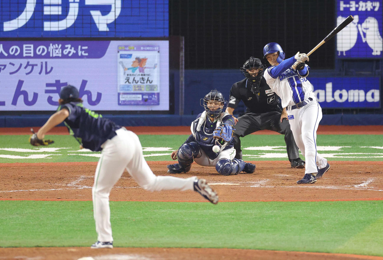 DeNA対ヤクルト　8回裏DeNA無死、中前打を放つ田内。投手阪口（撮影・河田真司）