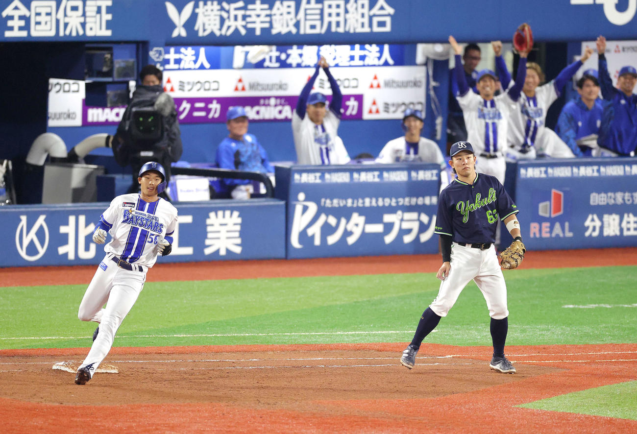 DeNA対ヤクルト　8回裏DeNA無死、中前打を放ち出塁する田内（撮影・河田真司）
