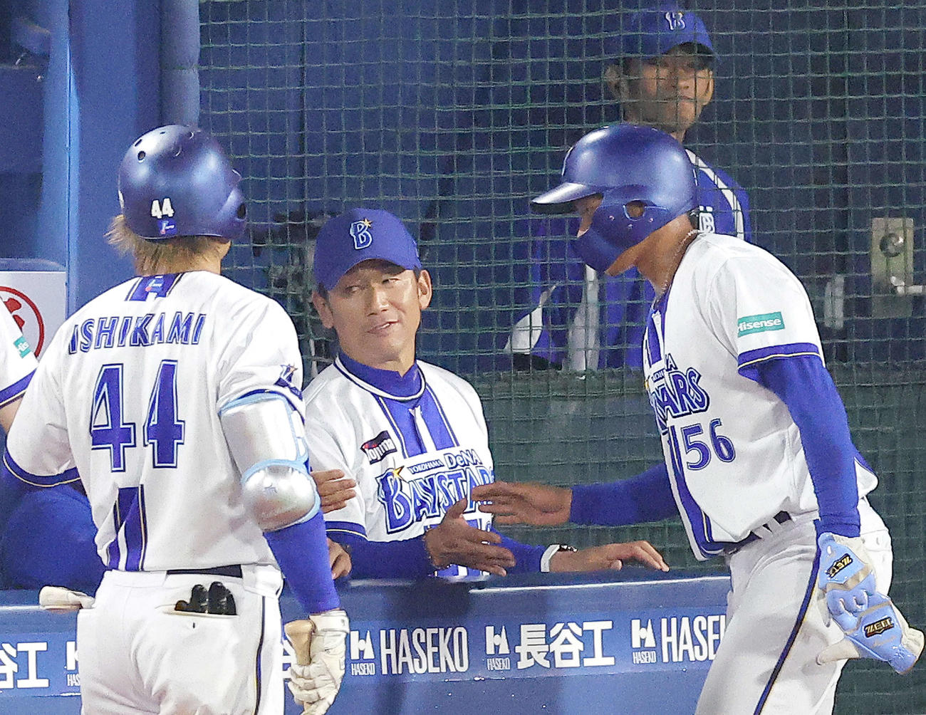 DeNA対ヤクルト　8回裏、中前打を放った田内を迎える三浦監督（撮影・河田真司）