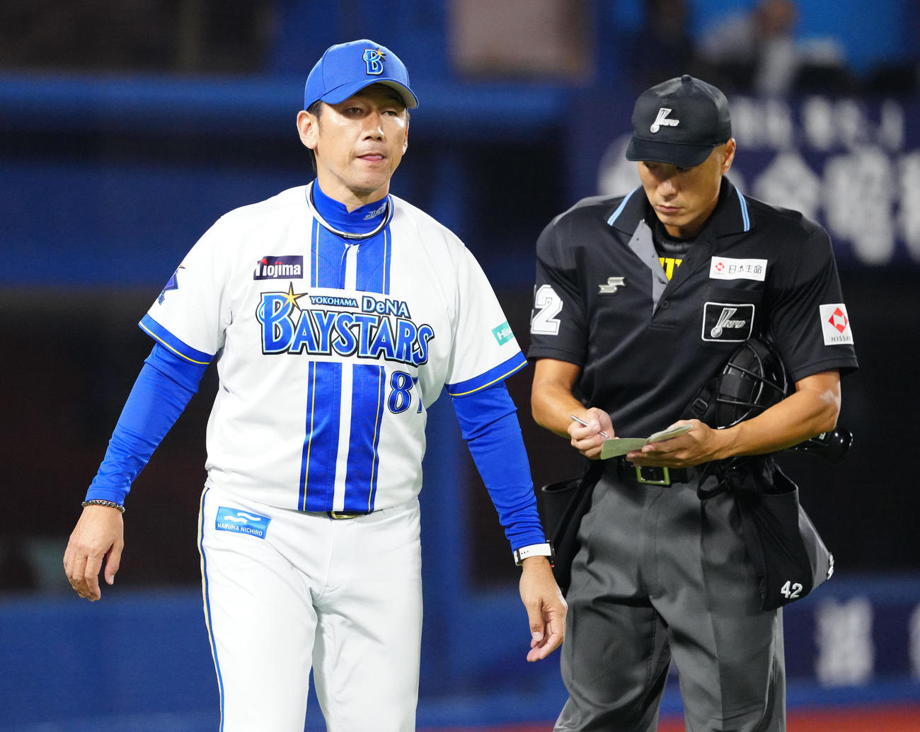 DeNA対ヤクルト　6回表開始前、選手交代を告げたDeNA三浦監督（左）（撮影・江口和貴）