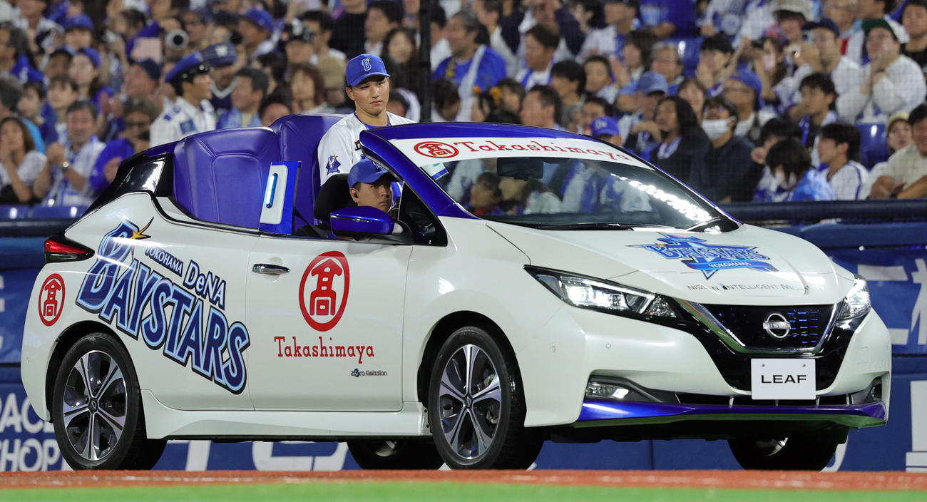 DeNA対ヤクルト　6回表、プロ初登板でリリーフカーに乗り登場したDeNA武田（撮影・野上伸悟）