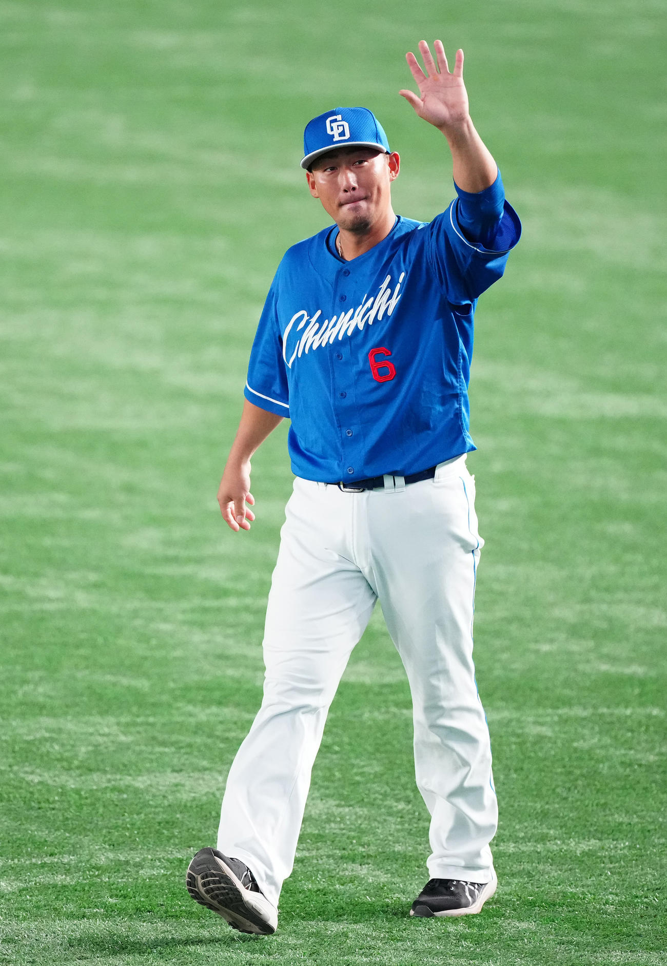 巨人対中日　現役を引退する中日中田はファンに手を振る（撮影・鈴木みどり）
