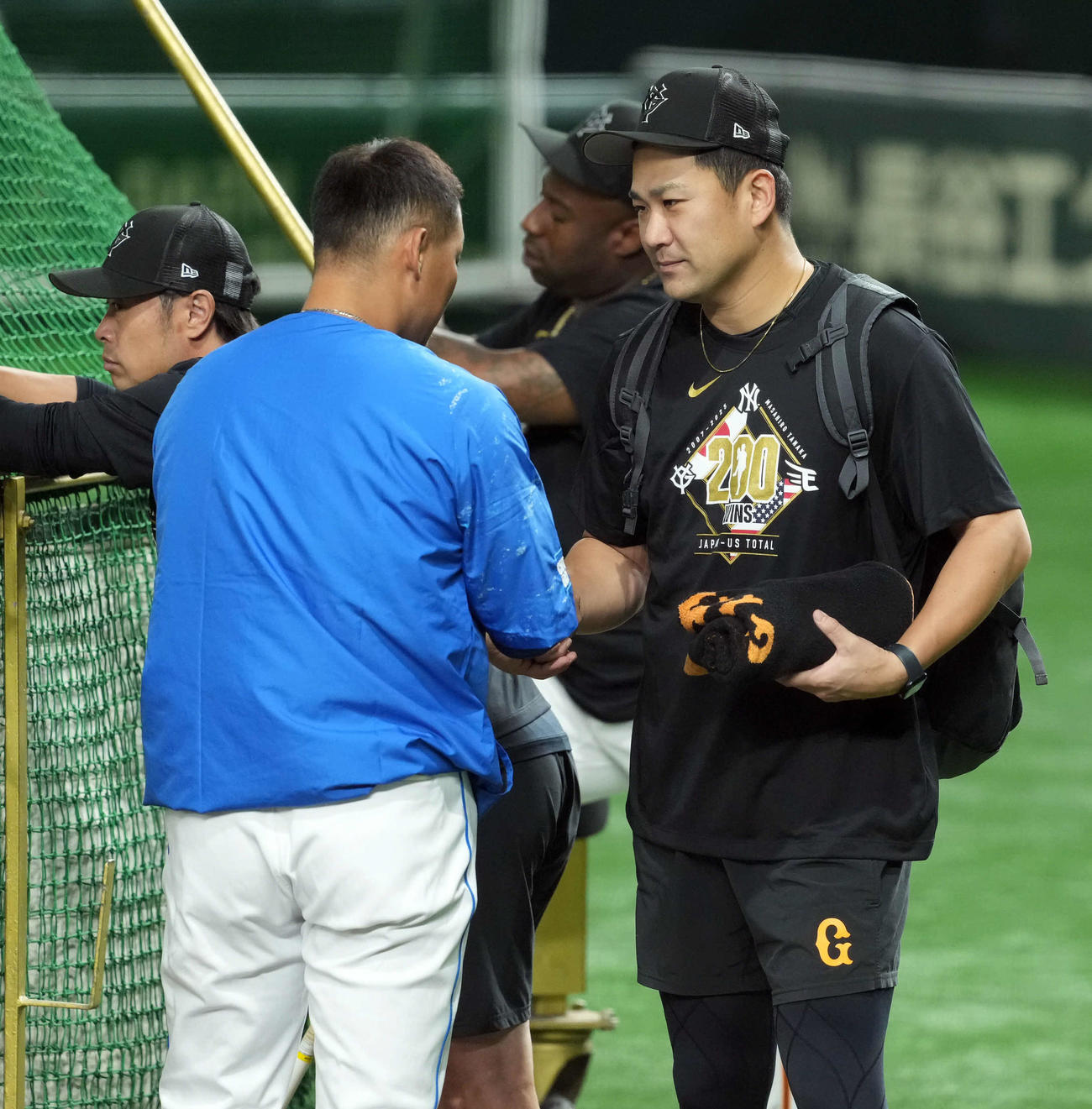 巨人対中日　中日中田（左）と握手を交わす巨人田中将（撮影・たえ見朱実）