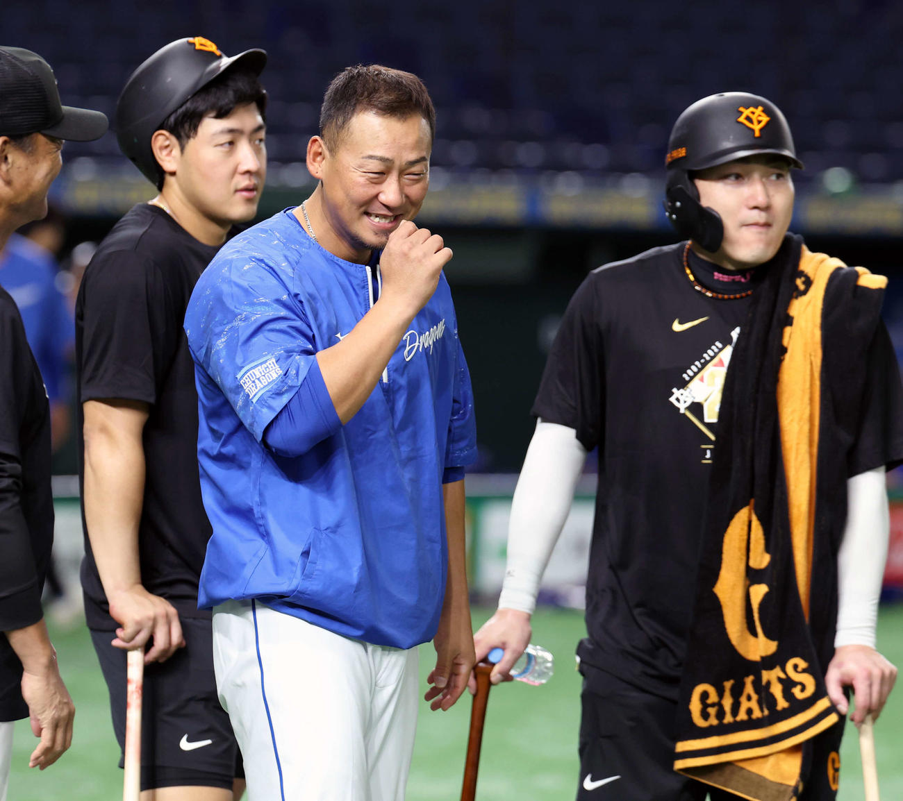 巨人対中日　中日中田（中央）は、巨人岡本（左）、丸らとあいさつ（撮影・浅見桂子）