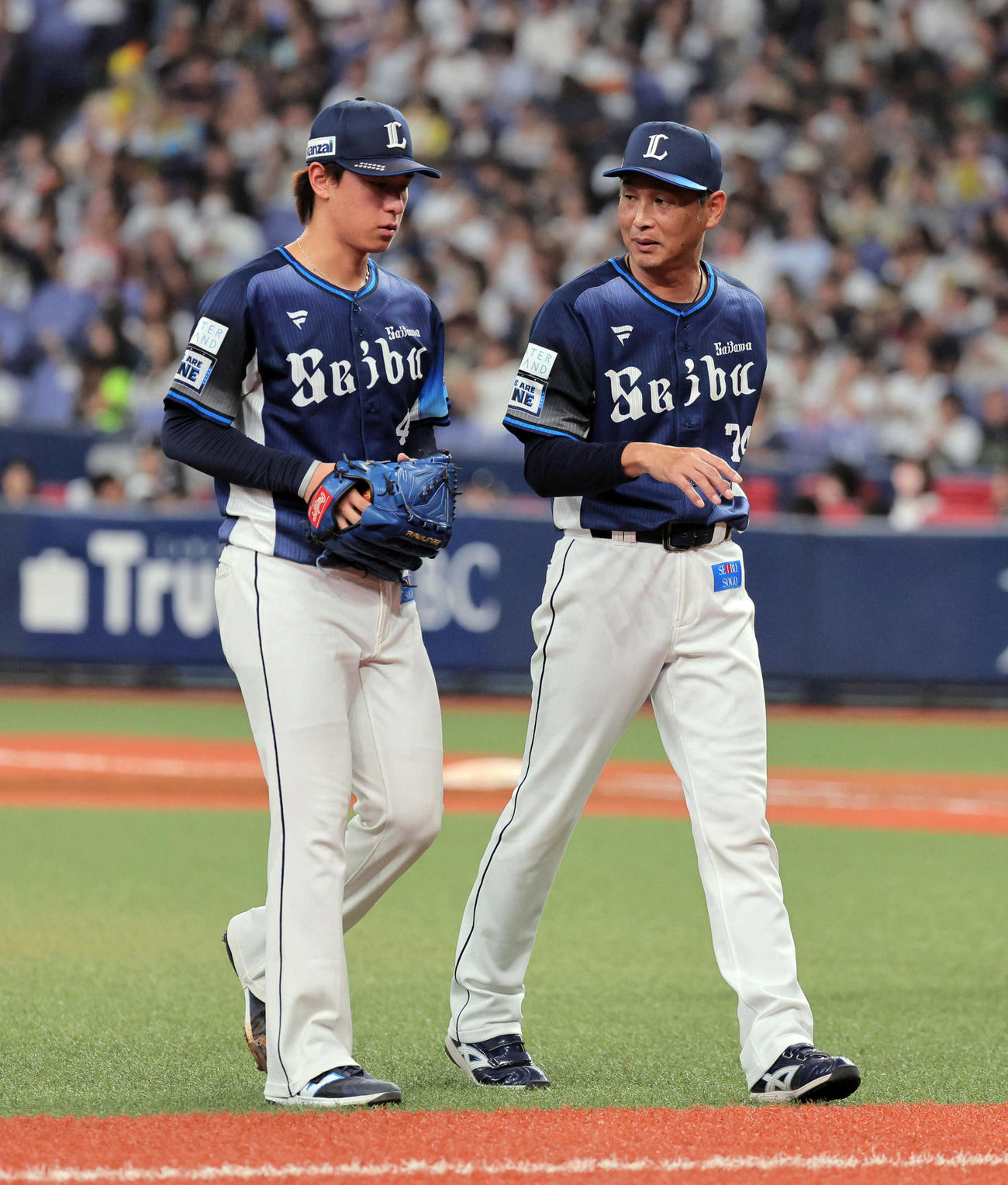 オリックス対西武　5回裏オリックス無死二塁、杉山（左）は西口監督に交代を告げられる（撮影・宮崎幸一）