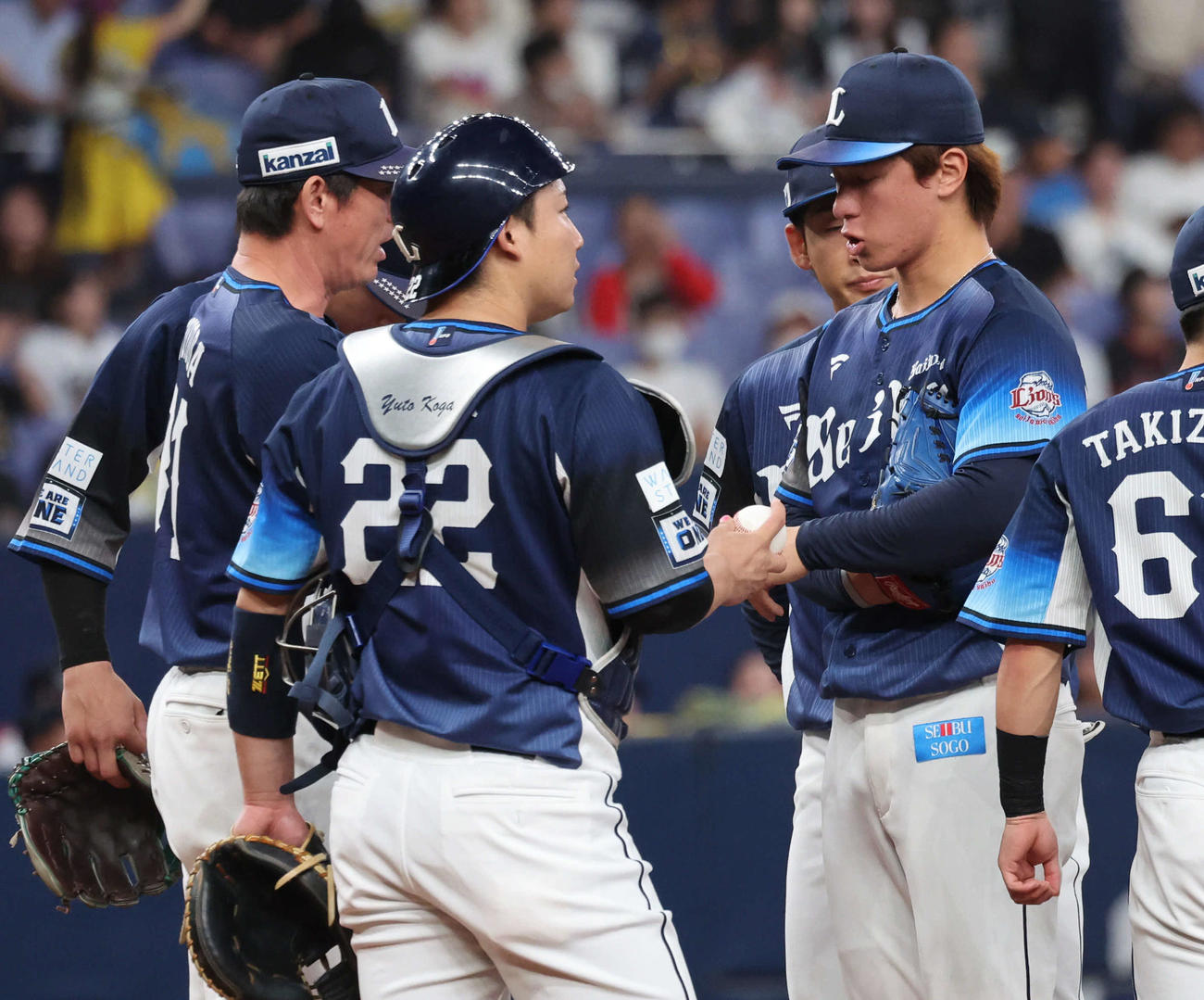オリックス対西武　1回にオリックス打線に捕まり失点を重ねた西武先発の杉山（右）は豊田コーチらの激励を受ける（撮影・西尾就之）