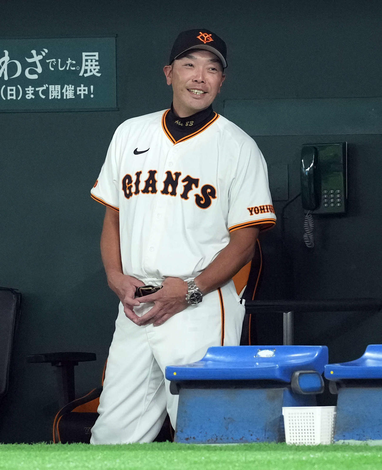巨人対中日　ベンチで笑顔を見せる巨人阿部監督（撮影・たえ見朱実）