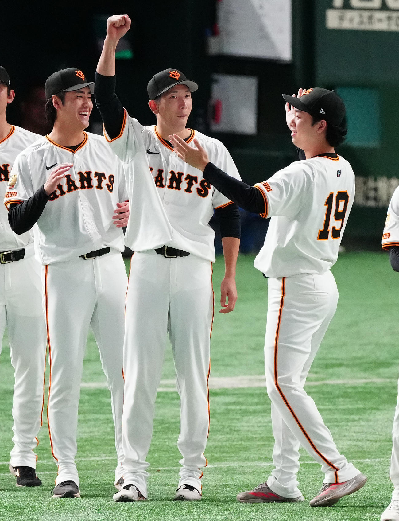 巨人対中日　勝利投手となった巨人戸郷（中央）はガッツポーズ。右は悔しがる山崎（撮影・鈴木みどり）