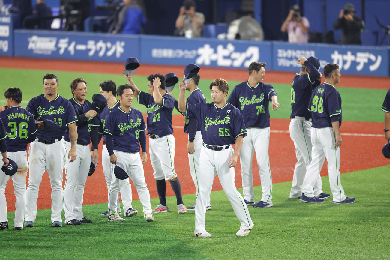 DeNA対ヤクルト　試合後、観客席にあいさつする村上宗隆（中央）らヤクルトナイン（撮影・河田真司）