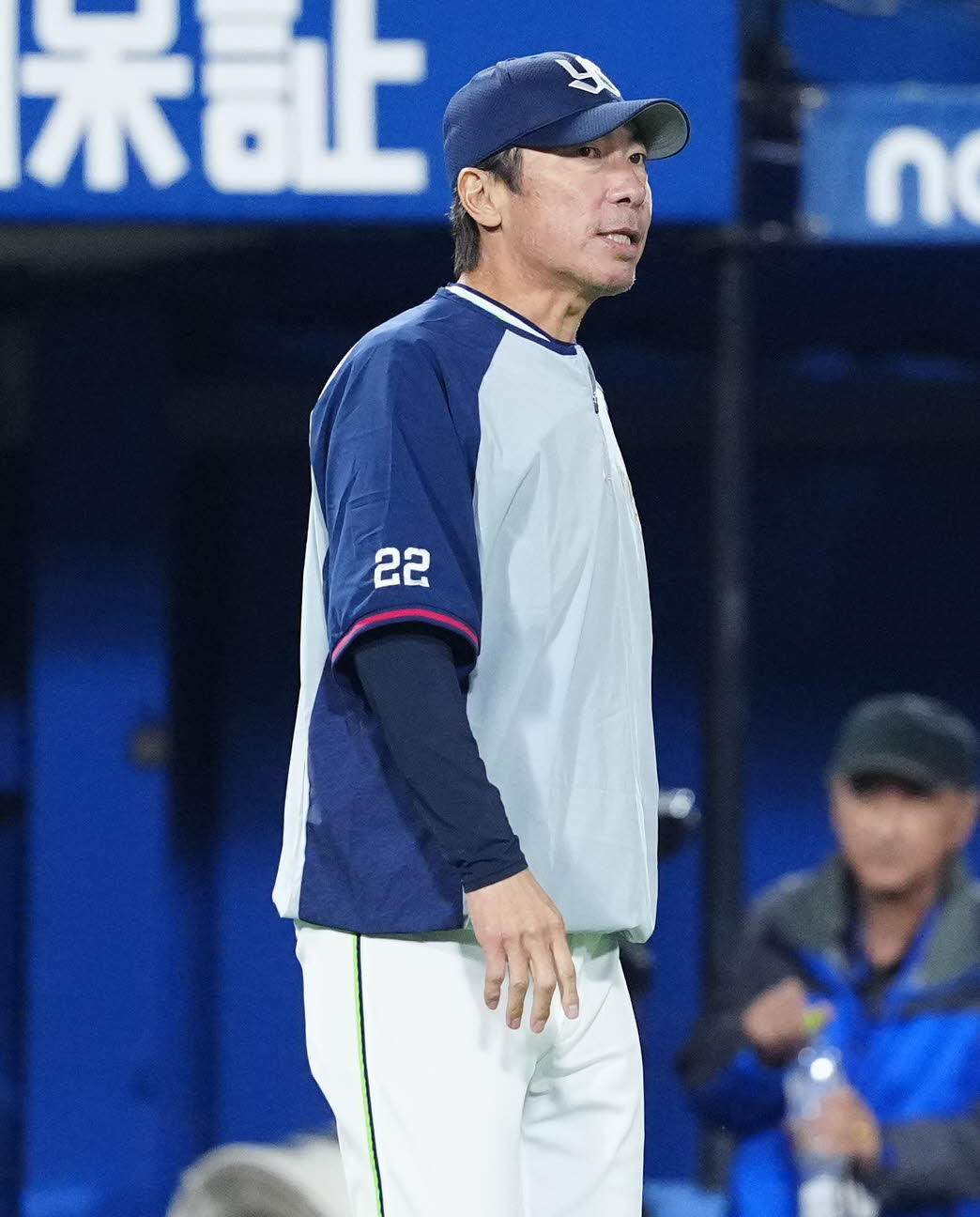 DeNA対ヤクルト　8回裏開始前、選手交代を告げるヤクルト高津監督（撮影・江口和貴）