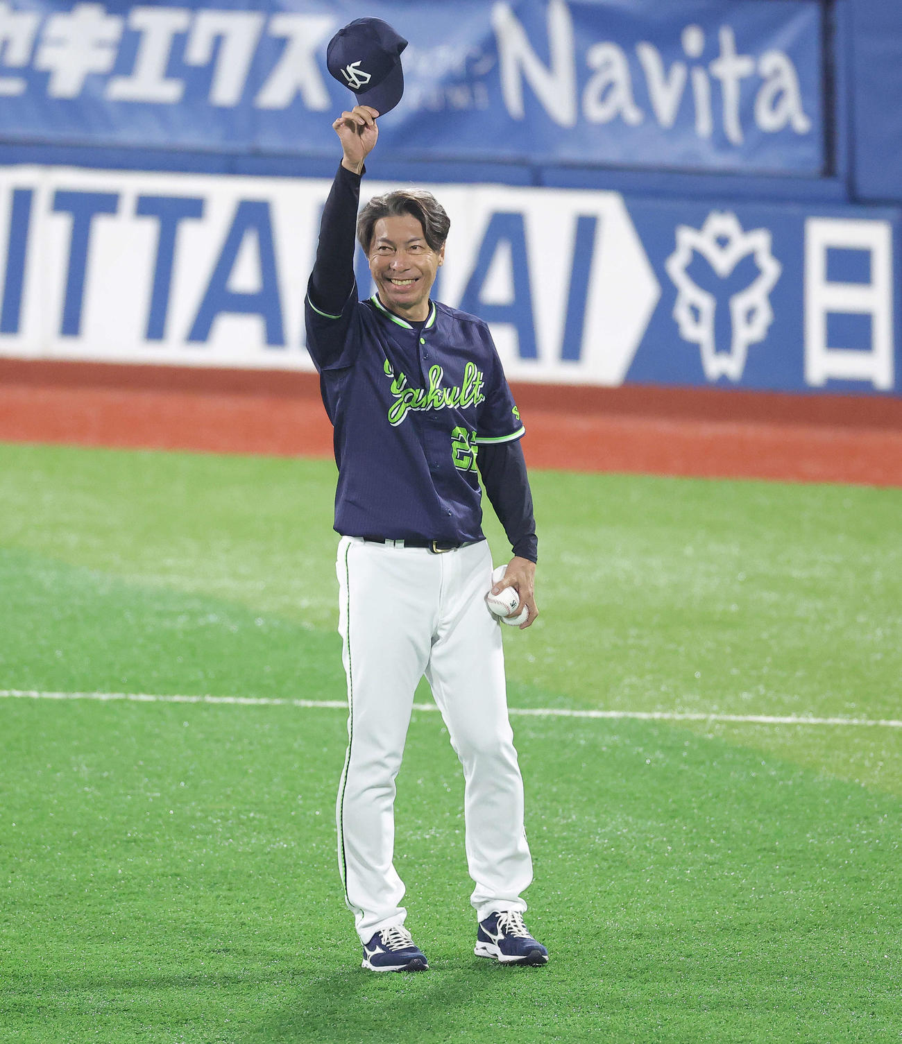 DeNA対ヤクルト　試合後、観客席からの声援を受けるヤクルト高津監督（撮影・河田真司）