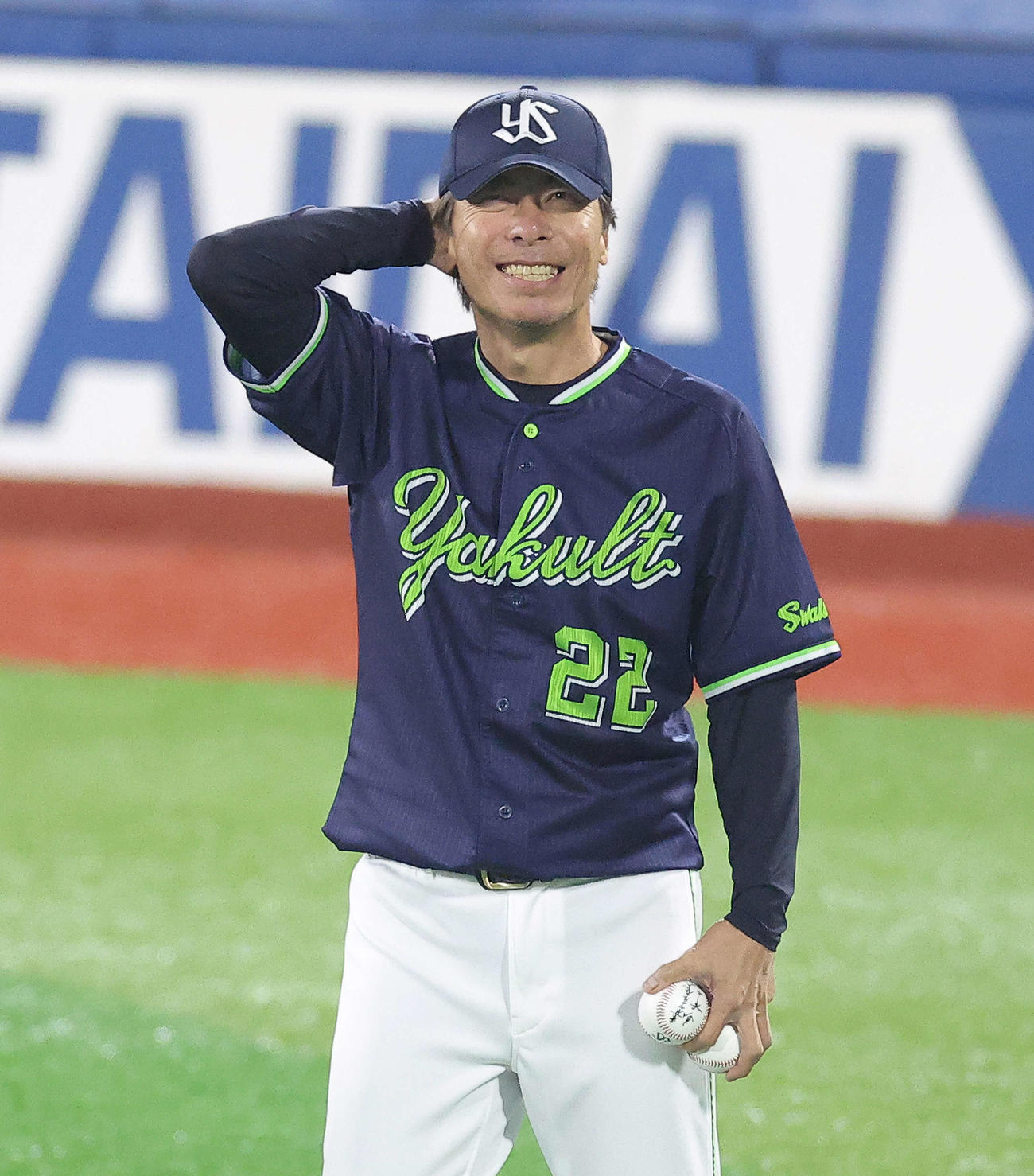 DeNA対ヤクルト　試合後、観客席からの声援を受けるヤクルト高津監督（撮影・河田真司）