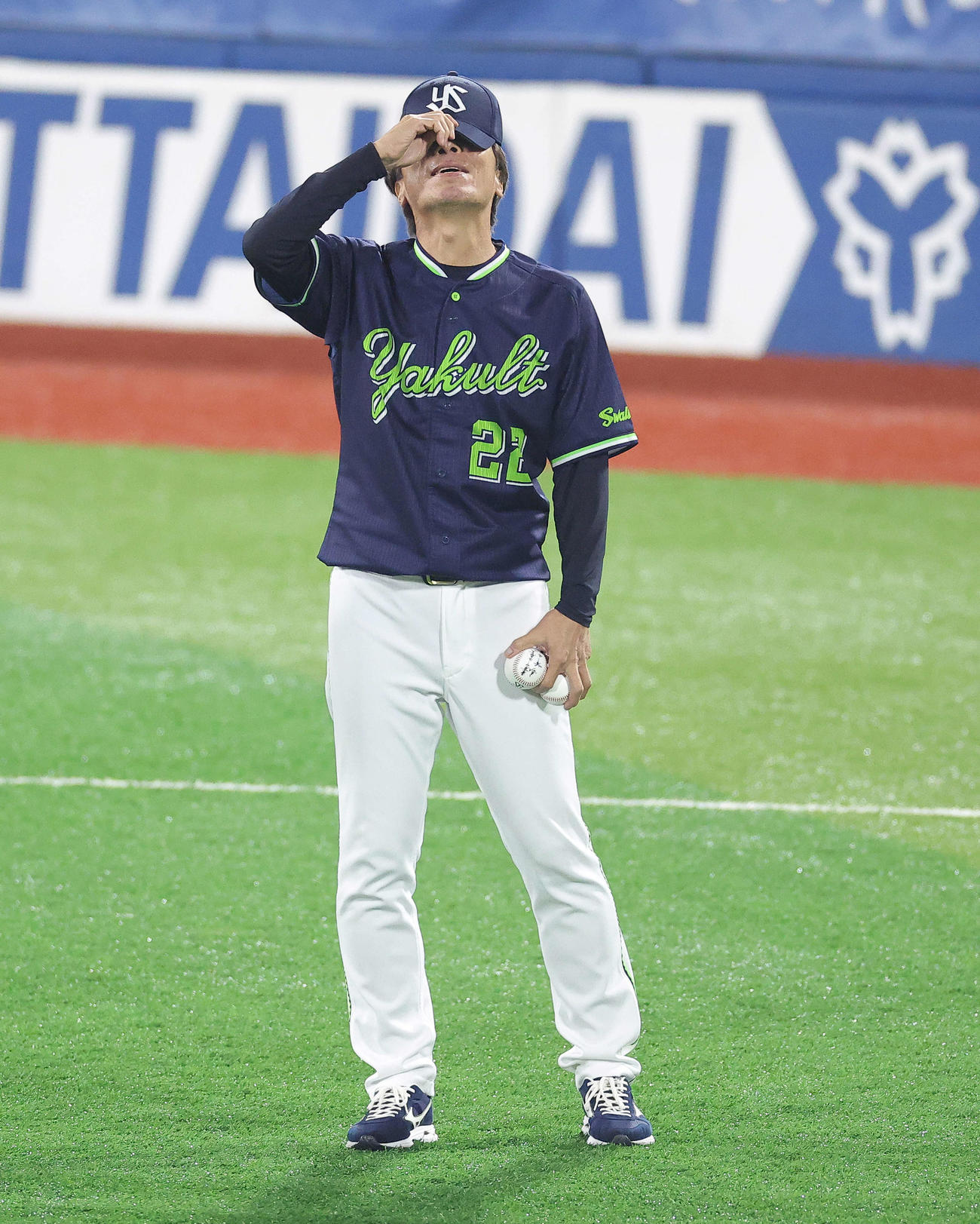 DeNA対ヤクルト　試合後、観客席からの声援を受けるヤクルト高津監督（撮影・河田真司）