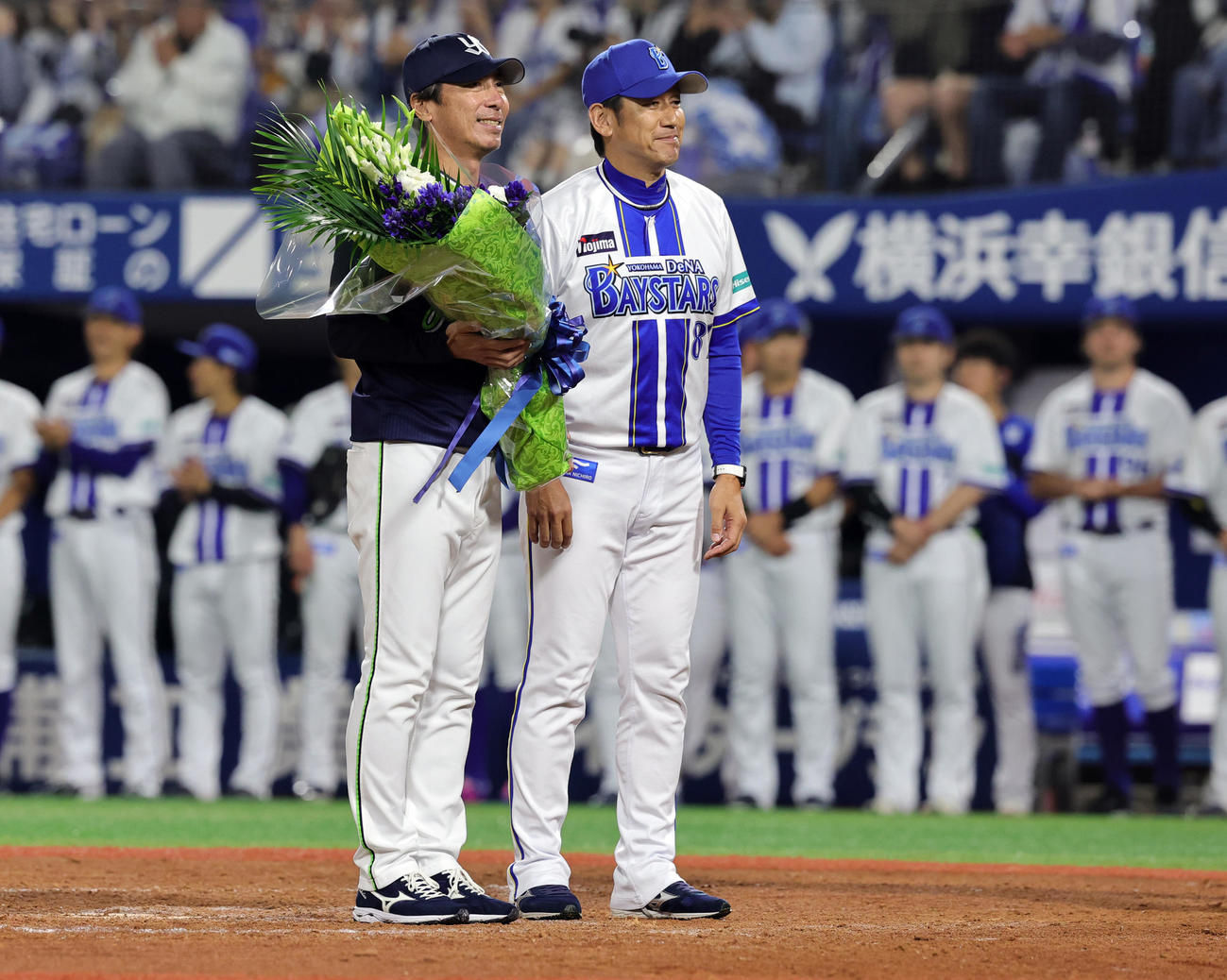DeNA対ヤクルト　今季限りで退任するヤクルト高津監督（左）はDeNA三浦監督から花束を贈られる（撮影・野上伸悟）