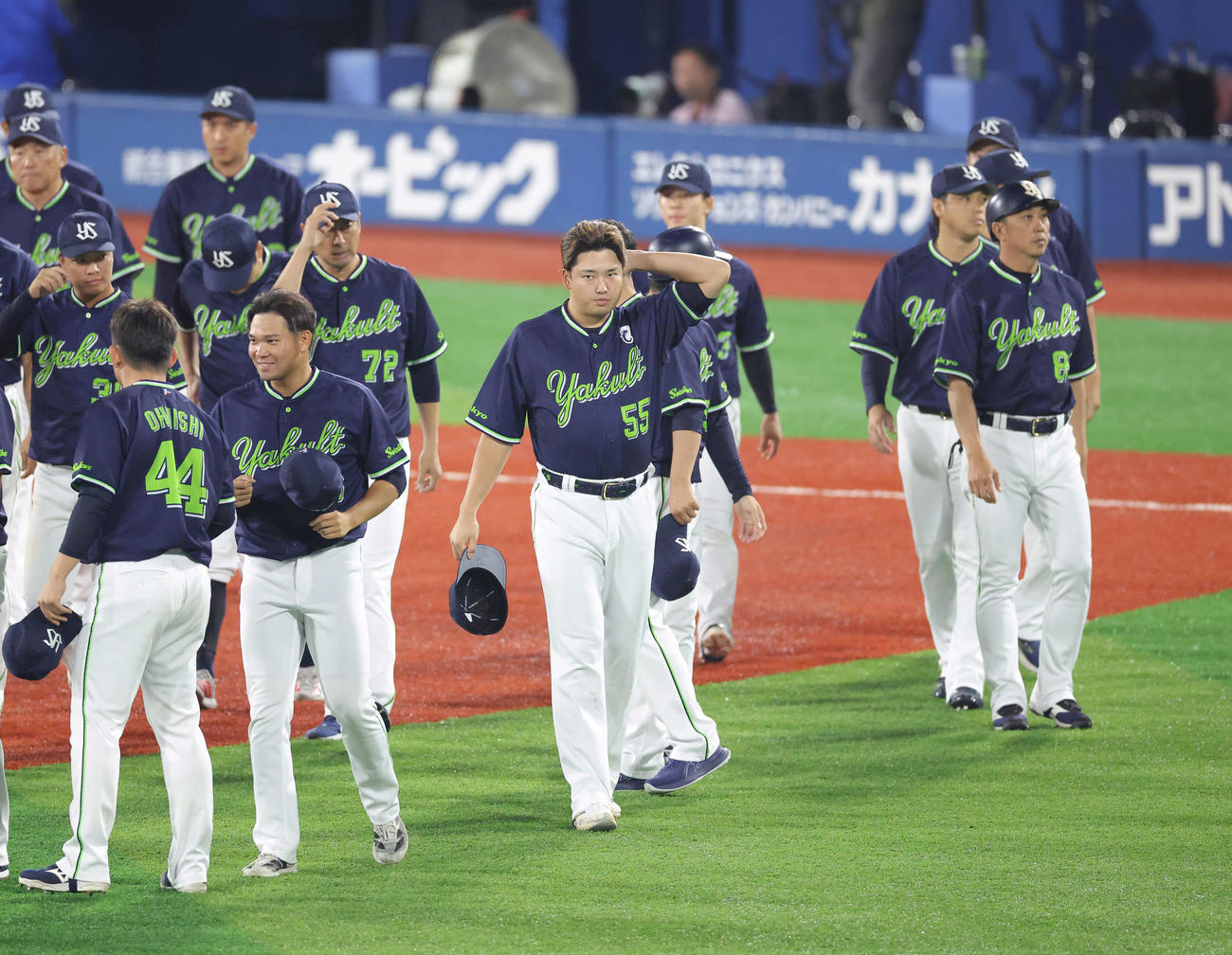 DeNA対ヤクルト　試合後、あいさつに向かう村上宗隆（中央）らヤクルトナイン（撮影・河田真司）