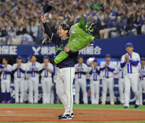 ヤクルト】敵地だけど…退任の高津臣吾監督へ異例の演出、ハマスタ