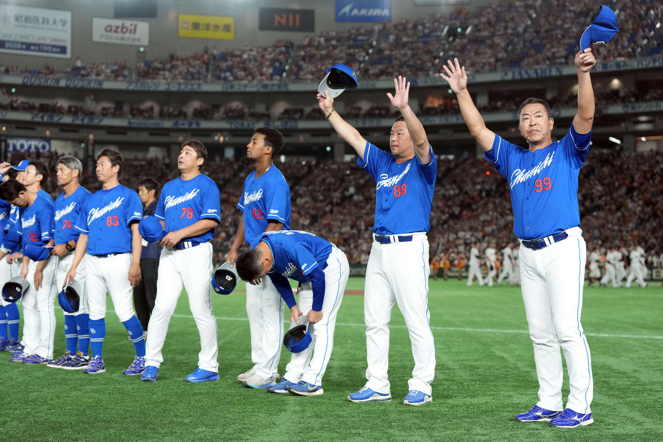 東京ドームでの最終戦を終えファンにあいさつをする中日井上監督（撮影・たえ見朱実）