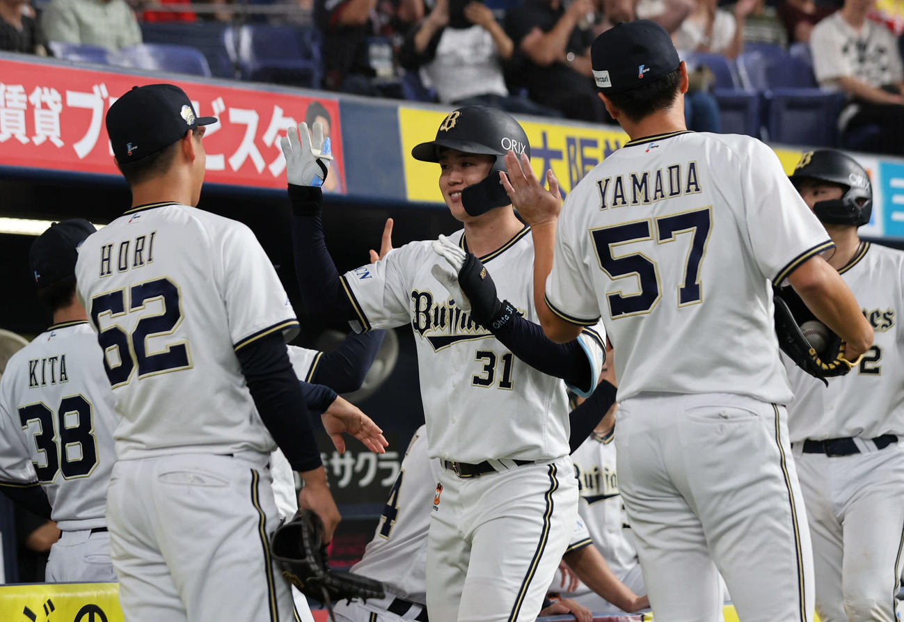 オリックス対西武　4回裏オリックス2死一塁、太田は左越えに本塁打を放ち、ベンチ前で祝福を受け笑顔（撮影・西尾就之）
