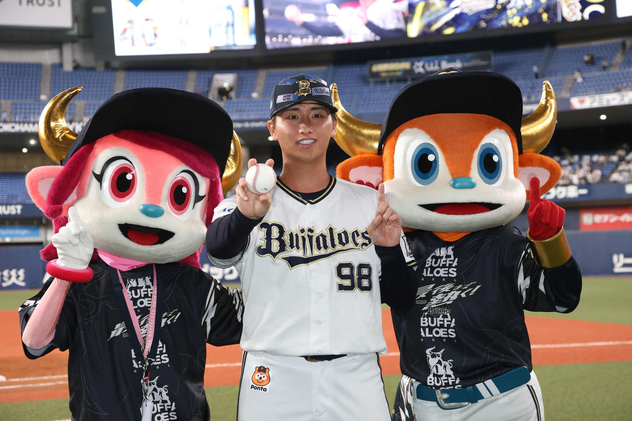 オリックス対西武　プロ初勝利のオリックス権田は笑顔で記念写真に納まる（撮影・西尾就之）