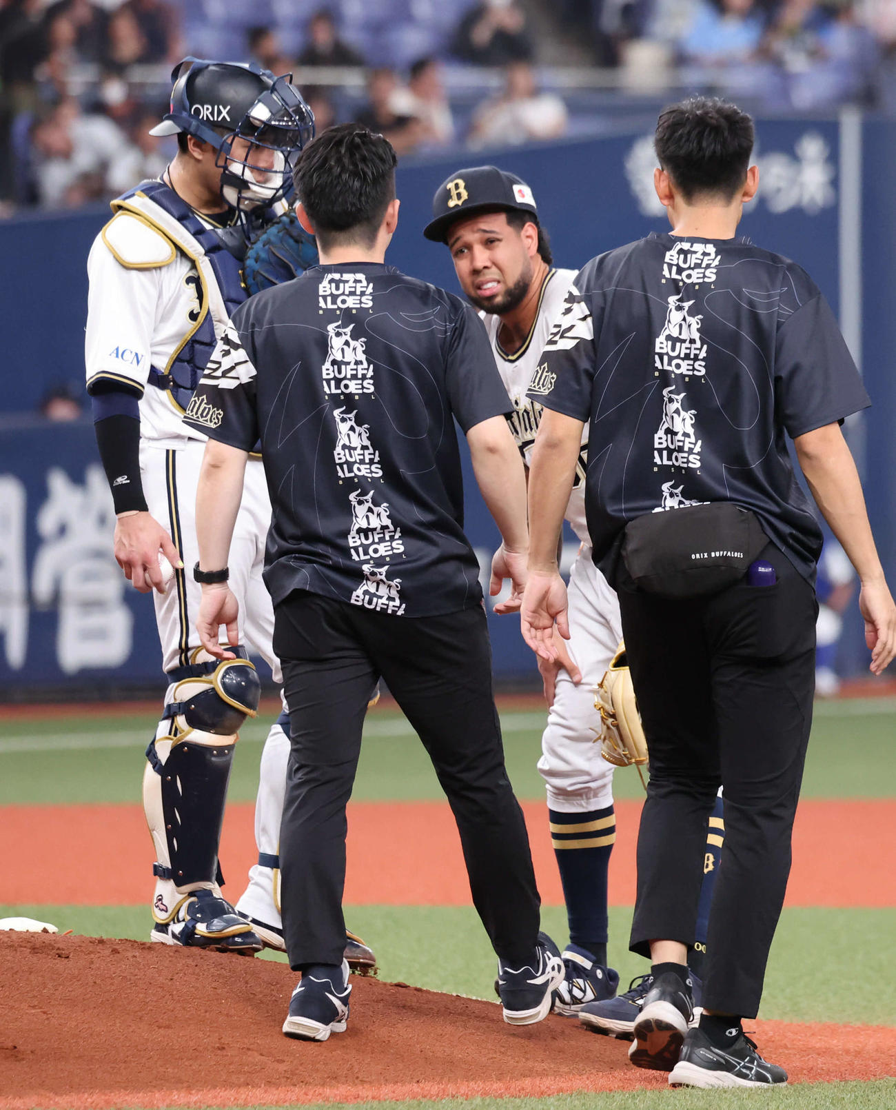 オリックス対西武　2回表西武無死、オリックス先発のエスピノーザは打者セデーニョの時、突然痛みを訴えそのまま降板となった（撮影・西尾就之）