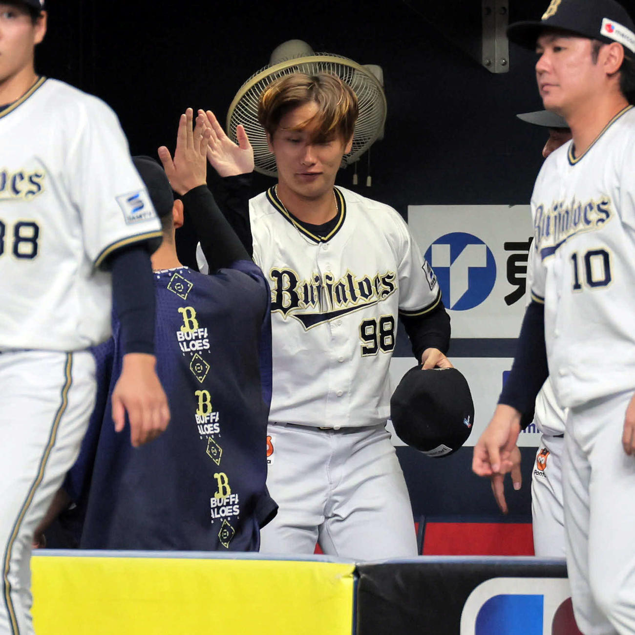 オリックス対西武　プロ初勝利を挙げたオリックス権田（撮影・宮崎幸一）
