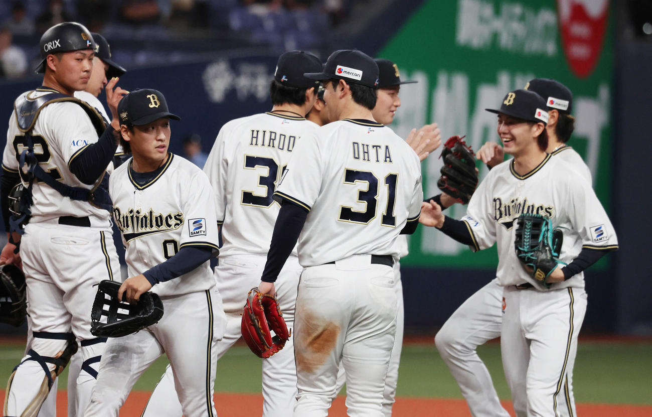 オリックス対西武　西武に快勝し、喜ぶオリックスナイン（撮影・西尾就之）