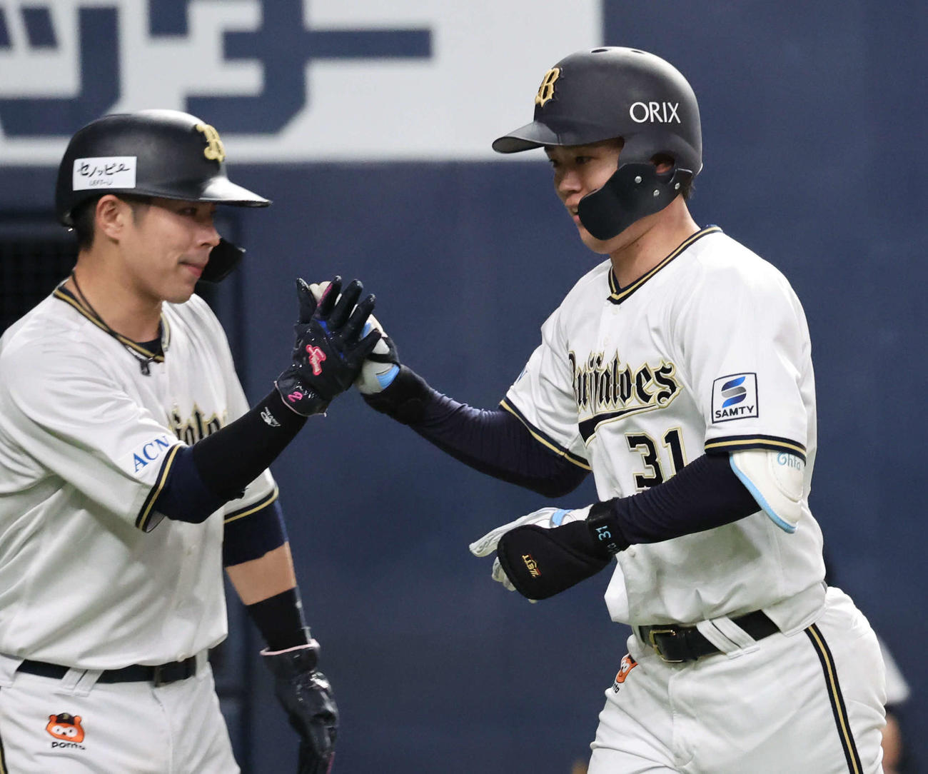 オリックス対西武　4回裏オリックス2死一塁、太田は左越えに本塁打を放ち、若月の出迎えを受ける（撮影・西尾就之）