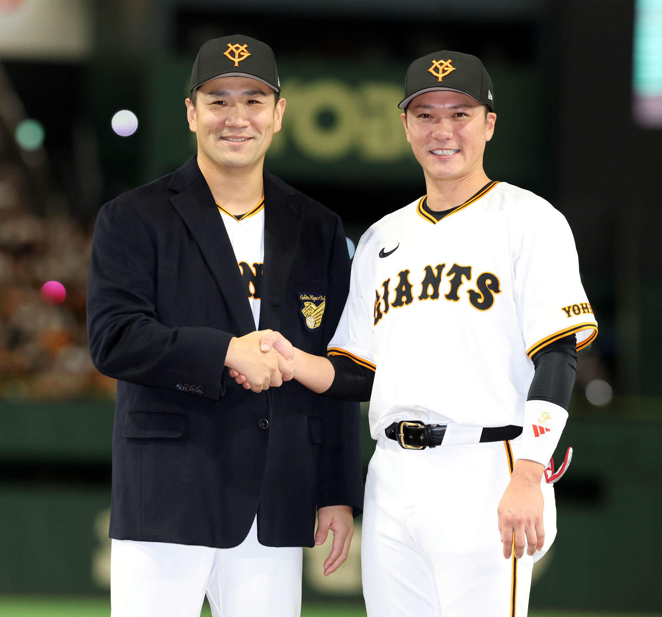 巨人対中日　日米通算200勝達成の巨人田中将(左)は坂本から名球会のジャケットを着せてもらい笑顔で記念撮影(撮影・浅見桂子)