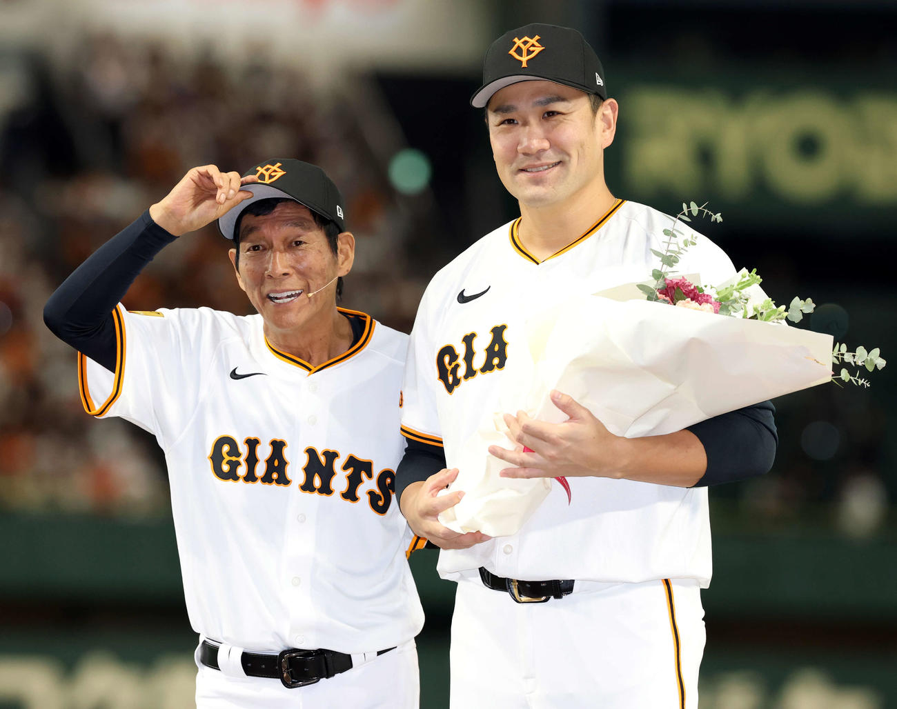 巨人対中日　巨人田中将（右）は日米通算200勝達成のセレモニーで明石家さんまと記念撮影（撮影・浅見桂子）