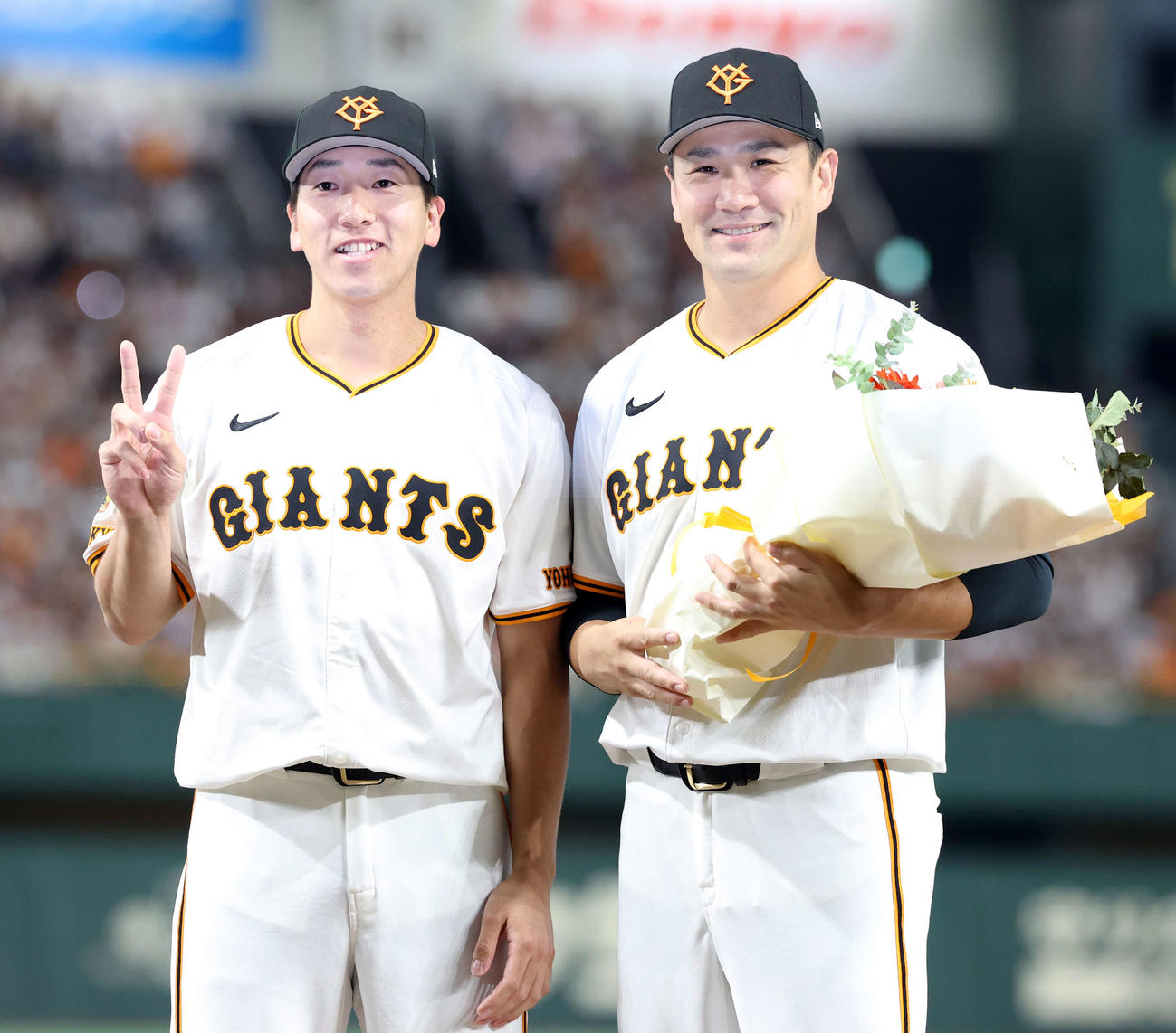 巨人対中日　日米200勝達成した巨人田中将（右）は大勢と笑顔で記念撮影（撮影・浅見桂子）