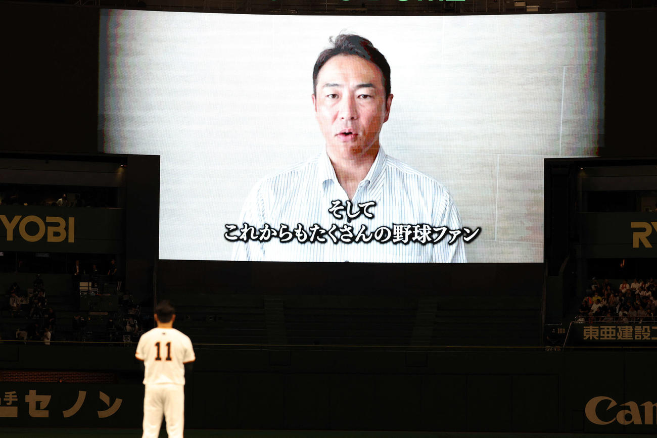 巨人対中日　日米200勝達成した巨人田中将（手前）に黒田博樹氏から祝福のメッセージが届いた（撮影・浅見桂子）
