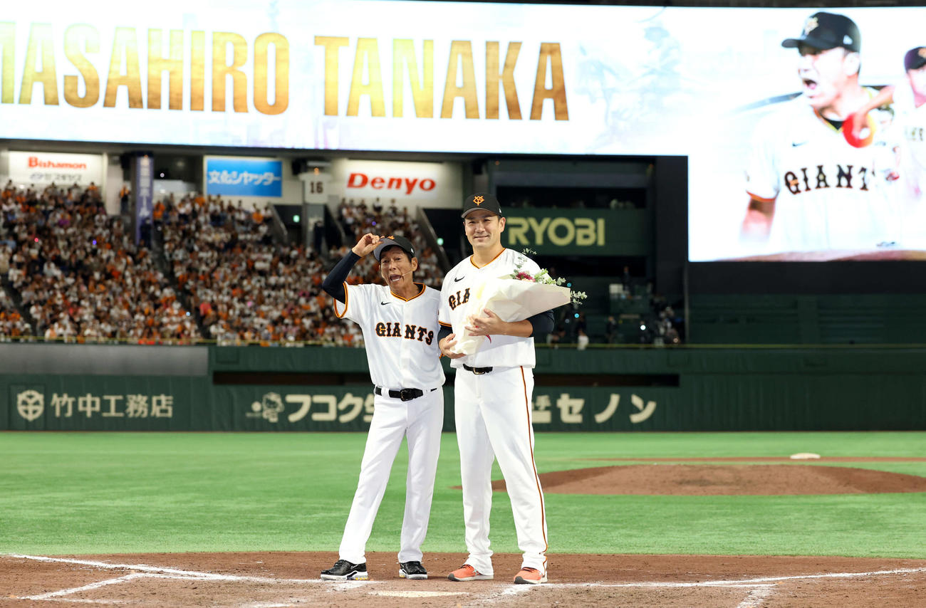 巨人対中日　巨人田中将（右）は日米通算200勝達成のセレモニーで明石家さんまと記念撮影（撮影・浅見桂子）