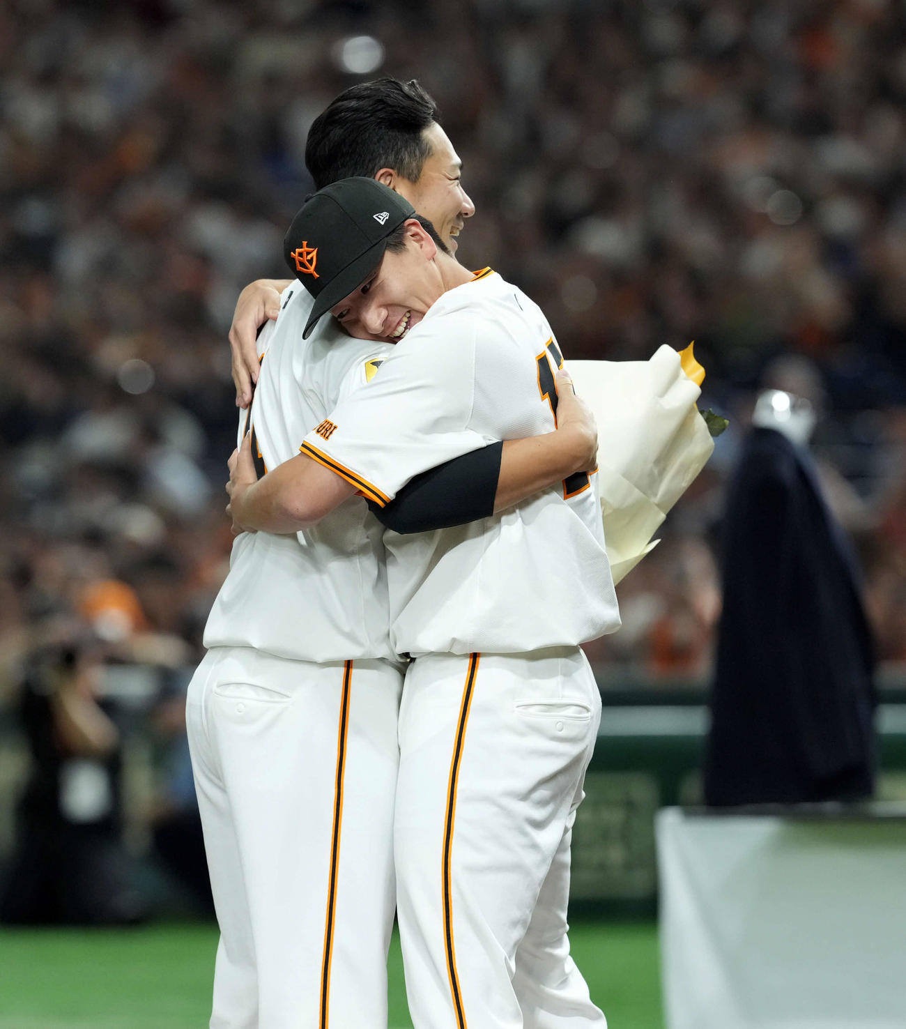 田中将に抱きつく巨人大勢（撮影・たえ見朱実）