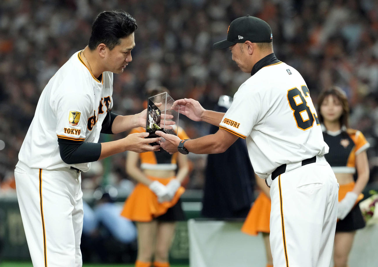 阿部監督から記念品を贈呈される巨人田中将（撮影・たえ見朱実）