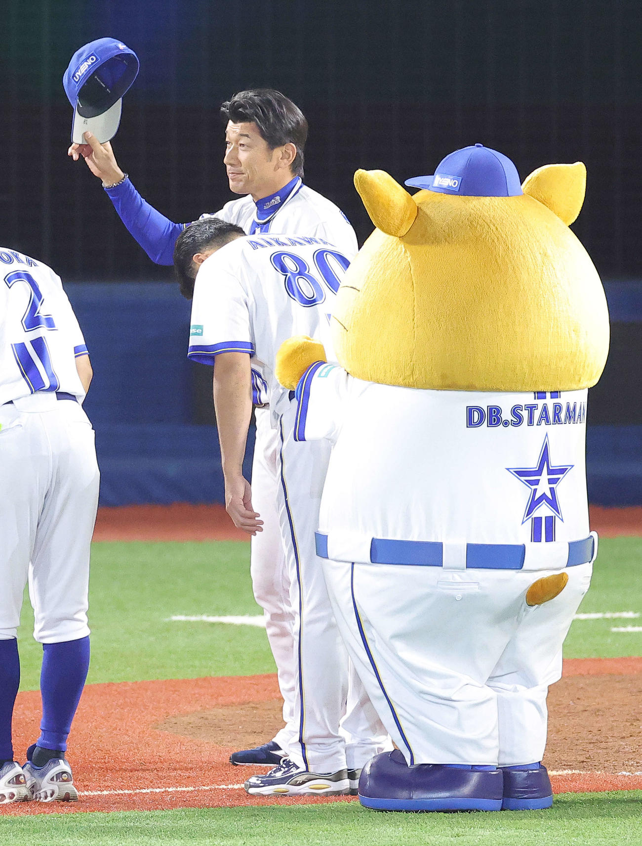 DeNA対ヤクルト　ヤクルトに勝利しあいさつする三浦監督（撮影・河田真司）