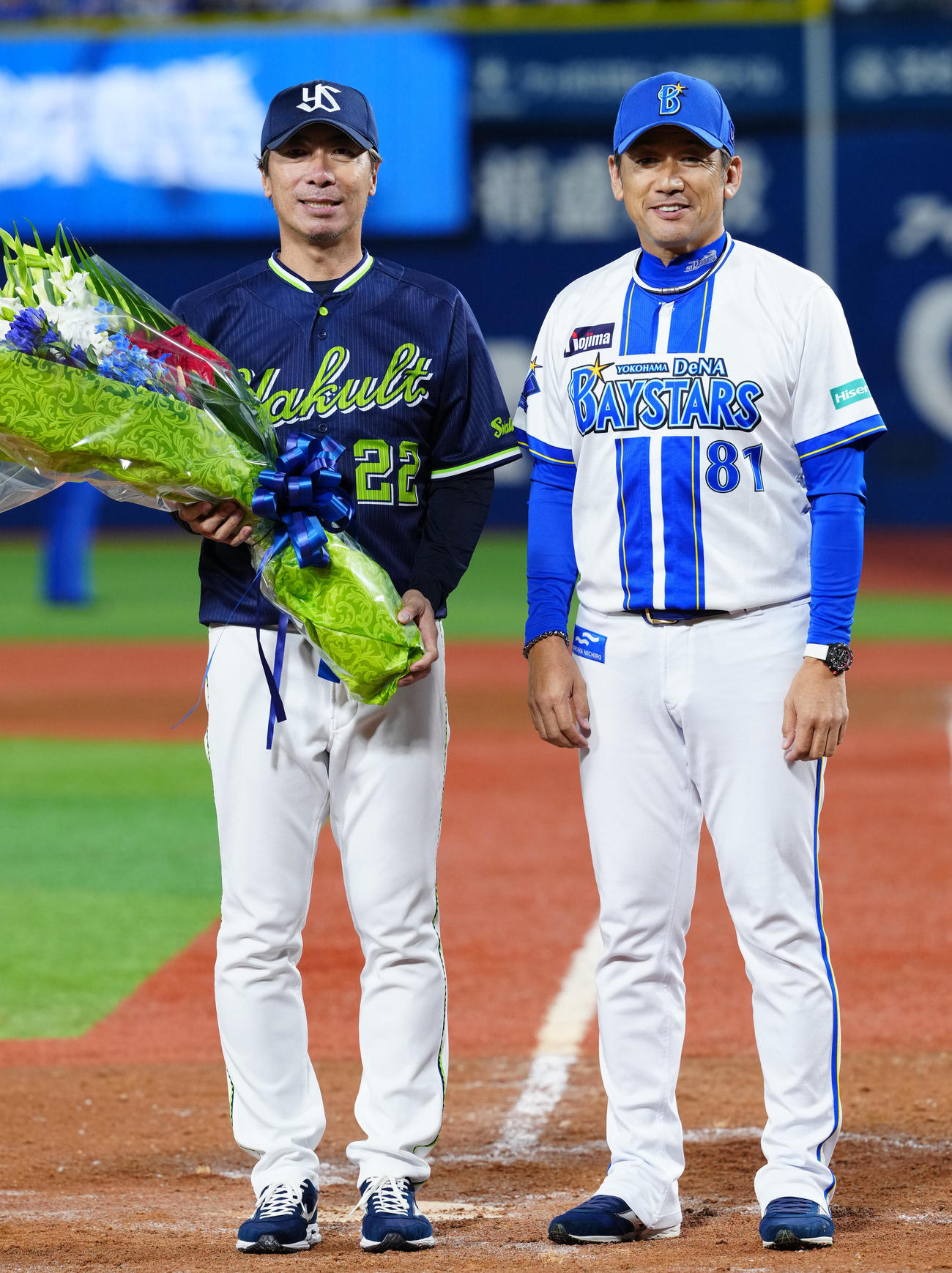 DeNA対ヤクルト　試合後、写真に納まるヤクルト高津監督（左）とDeNA筒香（撮影・江口和貴）