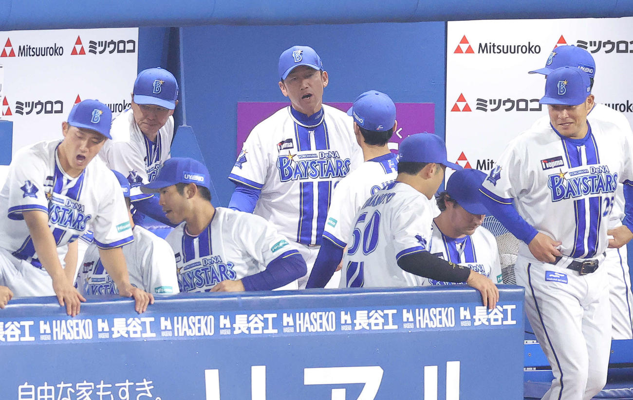 DeNA対ヤクルト　ヤクルトに勝利するDeNA三浦監督（中央）（撮影・河田真司）
