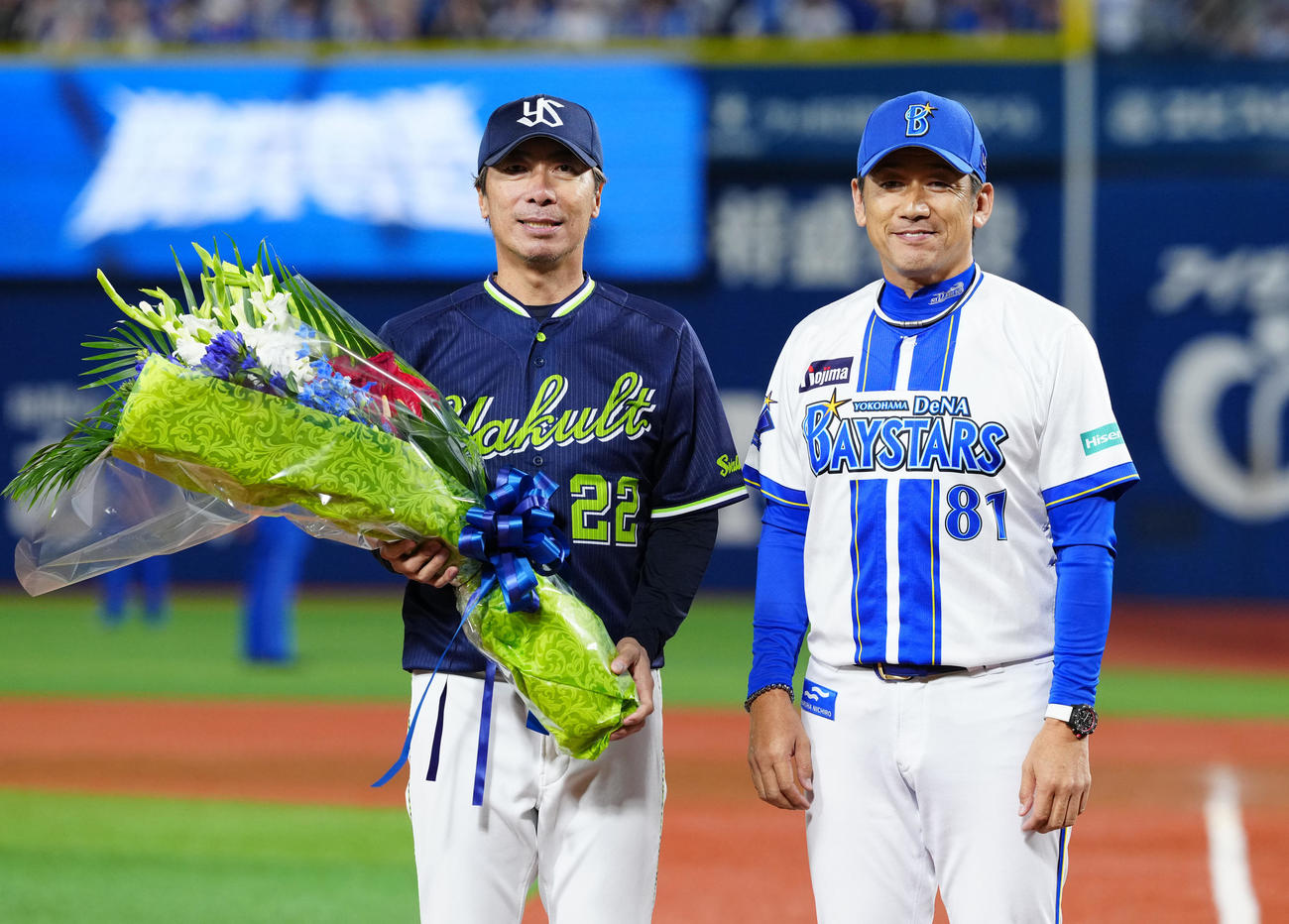 DeNA対ヤクルト　試合後、写真に納まるヤクルト高津監督（左）とDeNA筒香（撮影・江口和貴）