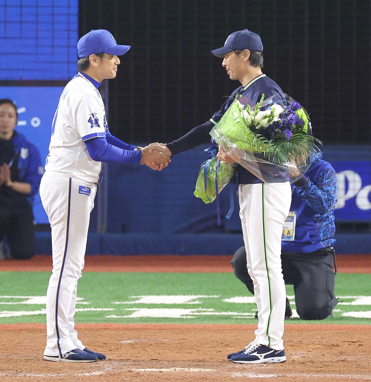 DeNA対ヤクルト　試合後、DeNA三浦監督（左）から花束を受け取り握手を交わすヤクルト高津監督（撮影・河田真司）
