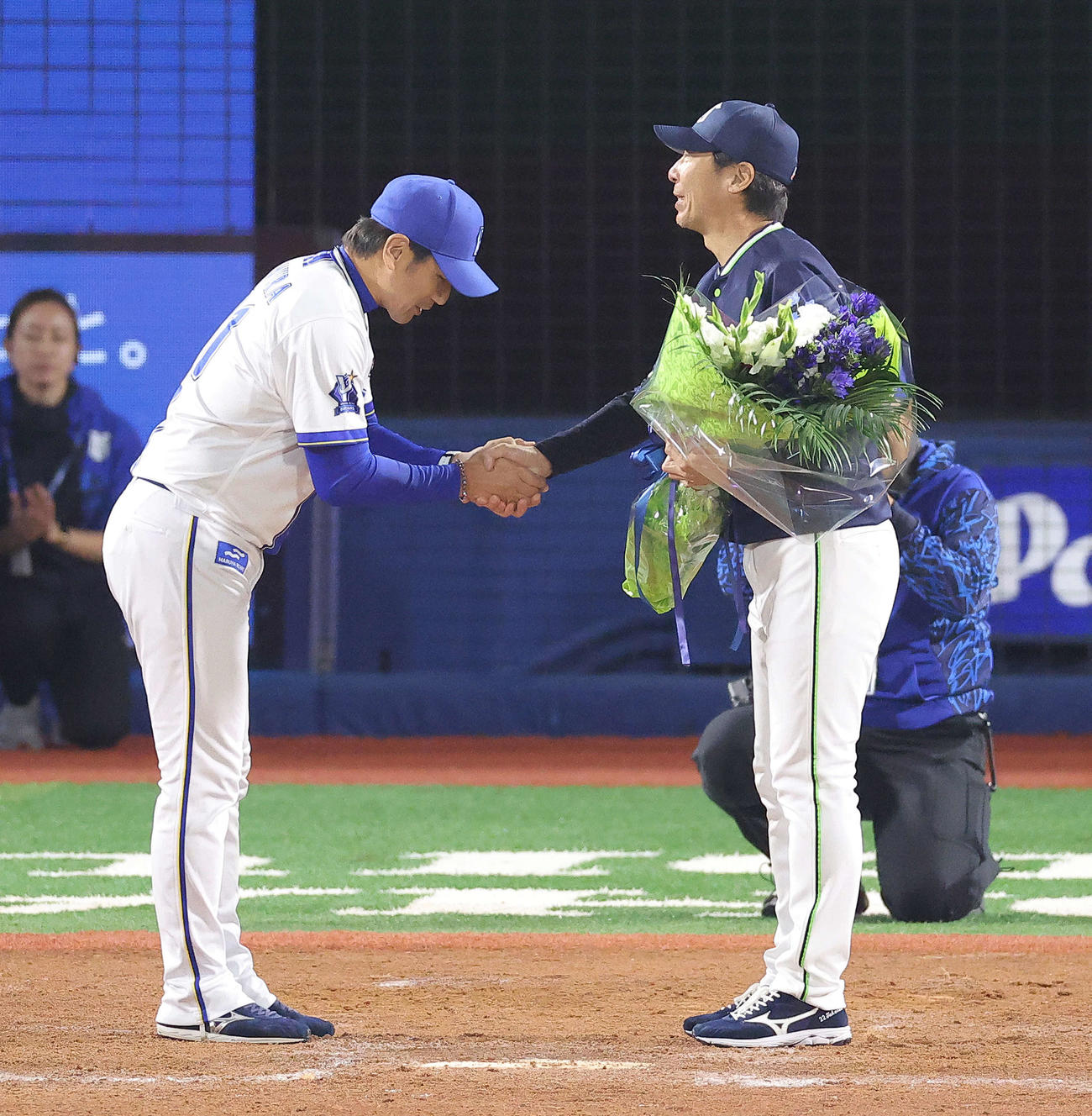 DeNA対ヤクルト　試合後、DeNA三浦監督（左）から花束を受け取り握手を交わすヤクルト高津監督（撮影・河田真司）