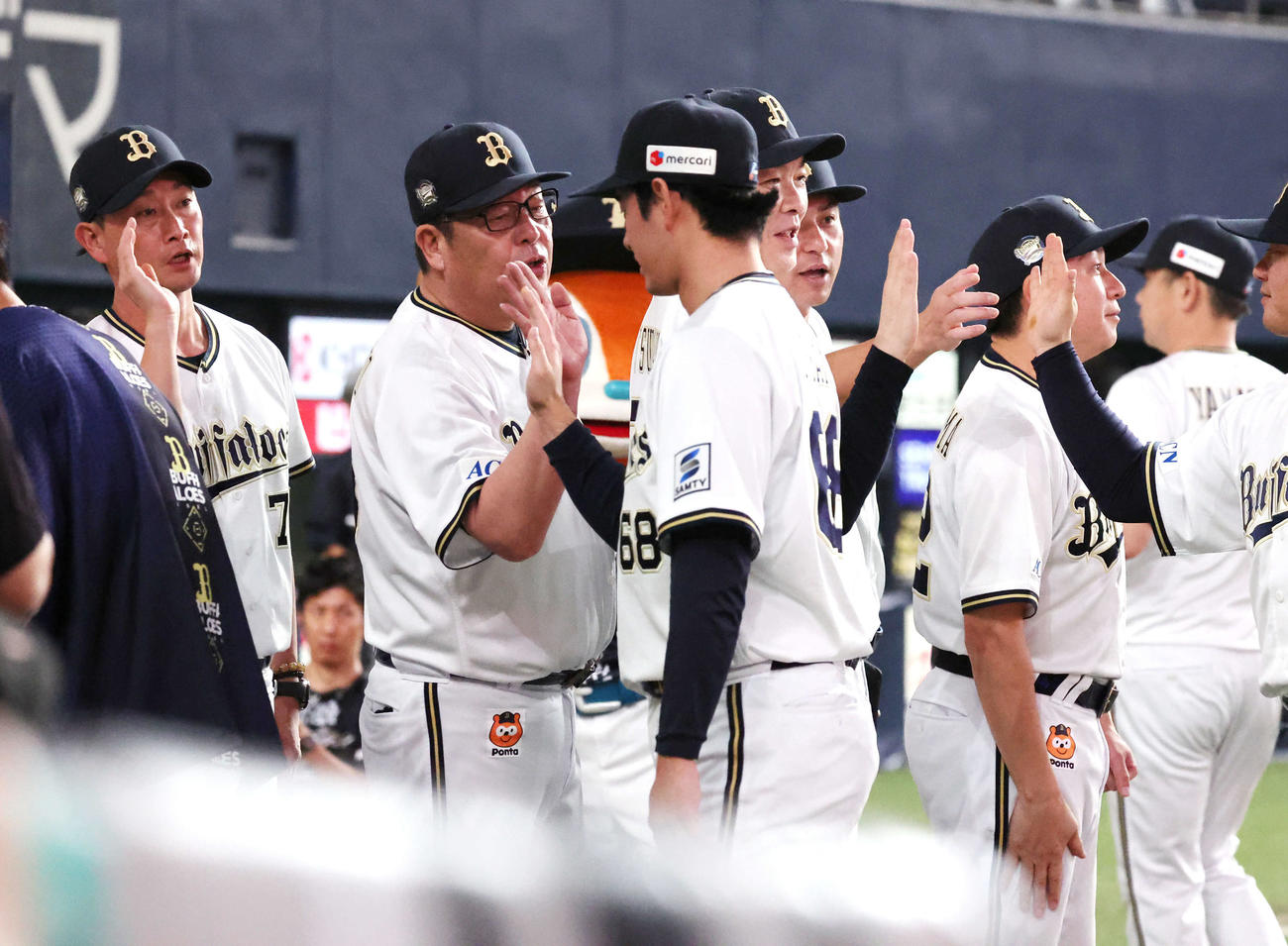 オリックス対西武　西武に快勝し、ナインを出迎えるオリックス岸田監督（左）（撮影・西尾就之）