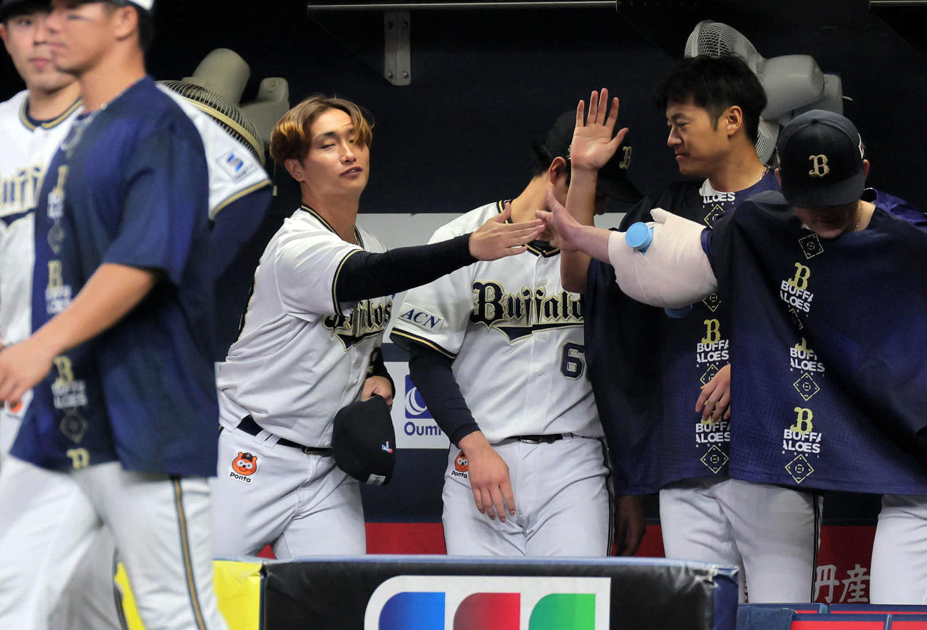 オリックス対西武　プロ初勝利を挙げたオリックス権田（中央左）（撮影・宮崎幸一）