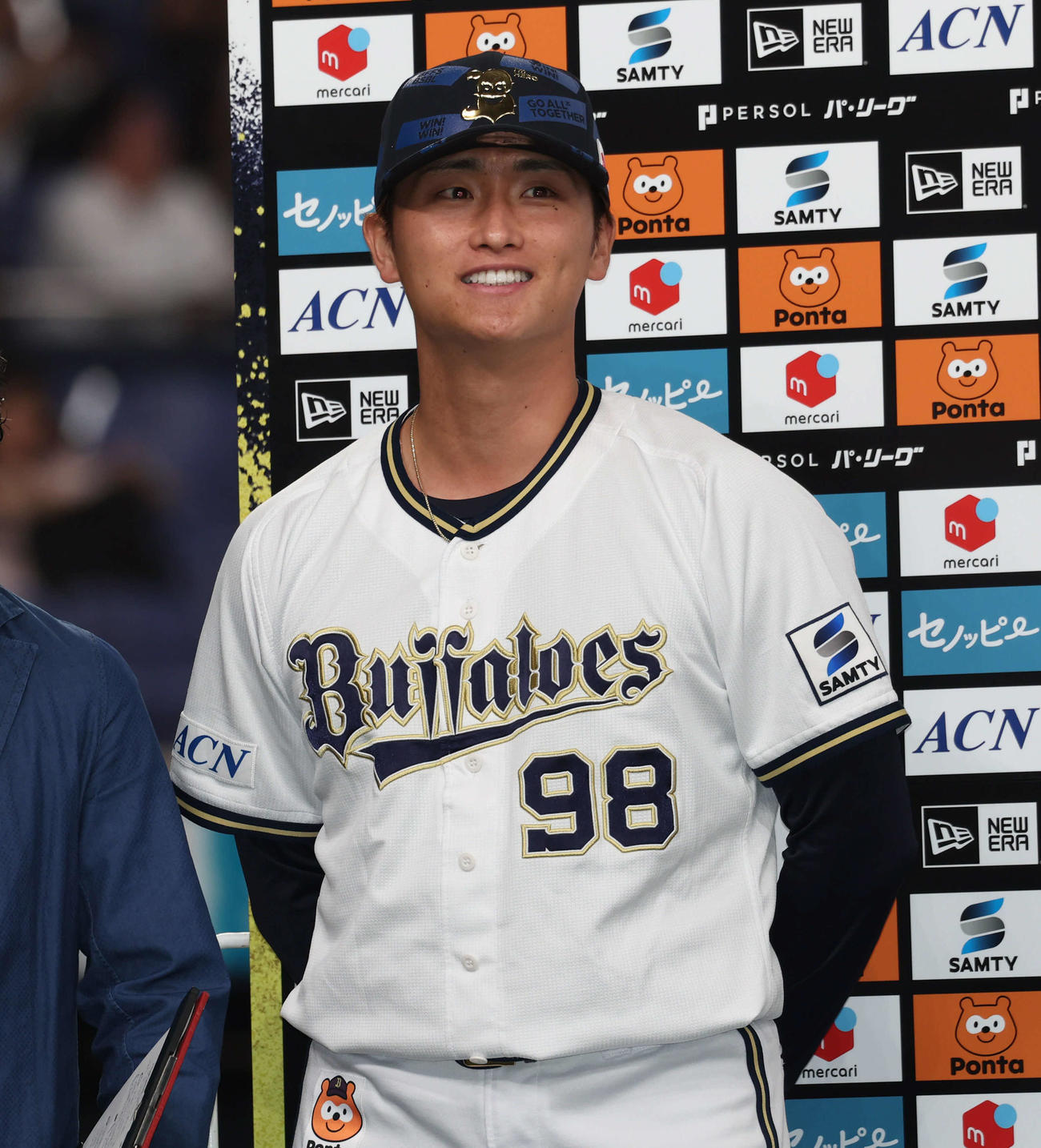オリックス対西武　プロ初勝利のオリックス権田は笑顔でインタビューを受ける（撮影・西尾就之）