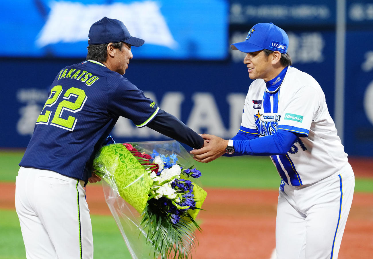 DeNA対ヤクルト　試合後、ヤクルト高津監督（左）と握手を交わすDeNA三浦監督（撮影・江口和貴）