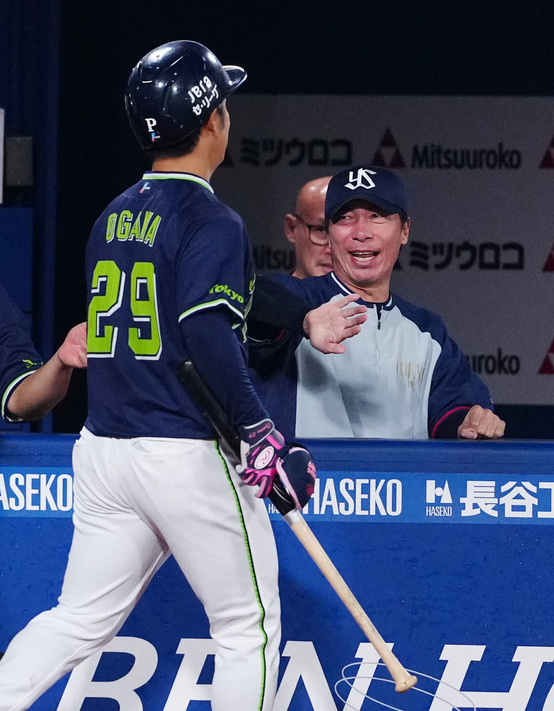 DeNA対ヤクルト　2回表ヤクルト1死二、三塁、犠飛を放った小川（左）を迎える高津監督（撮影・江口和貴）