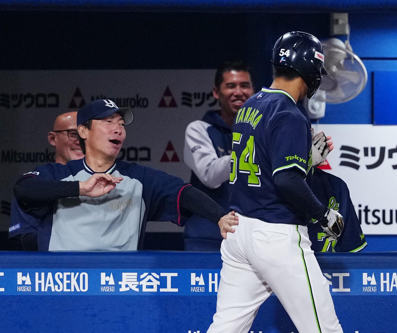 DeNA対ヤクルト　2回表ヤクルト2死三塁、岩田の適時二塁打で生還した田中（右）を迎える高津監督（撮影・江口和貴）