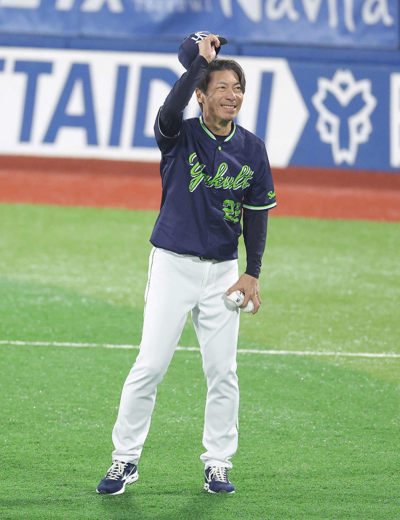 DeNA対ヤクルト　試合後、観客席からの声援を受けるヤクルト高津監督（撮影・河田真司）