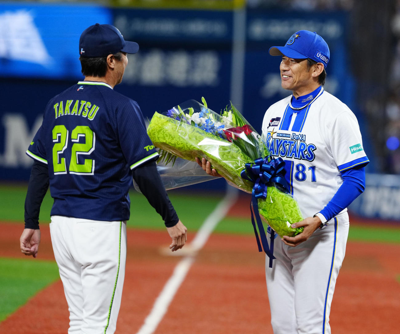 DeNA対ヤクルト　試合後、ヤクルト高津監督（左）に花束を渡すDeNA三浦監督（撮影・江口和貴）